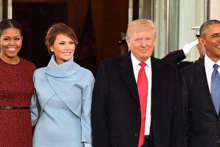 Beim Wechsel des US-Präsidenten (v.l.) 2017: Michelle Obama, Melania Trump, Donald Trump und Barack Obama Beim Wechsel des US-Präsidenten (v.l.) 2017: Michelle Obama, Melania Trump, Donald Trump und Barack Obama