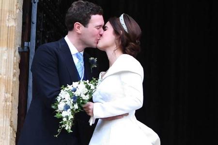 Prinzessin Eugenie und Jack Brooksbank haben ihre Hochzeit mit einem romantischen Kuss besiegelt Prinzessin Eugenie und Jack Brooksbank haben ihre Hochzeit mit einem romantischen Kuss besiegelt