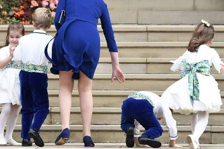 Die Blumenkinder, darunter Prinzessin Charlotte und Prinz George (l.), auf dem Weg in die Kirche Die Blumenkinder, darunter Prinzessin Charlotte und Prinz George (l.), auf dem Weg in die Kirche
