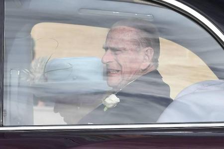 Prinz Philip fährt mit der Queen zur Hochzeit Prinz Philip fährt mit der Queen zur Hochzeit