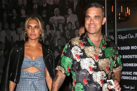 Sommerkleidung wie sie Ayda Field und Robbie Williams hier tragen, gehört im Winter richtig eingelagert Sommerkleidung wie sie Ayda Field und Robbie Williams hier tragen, gehört im Winter richtig eingelagert