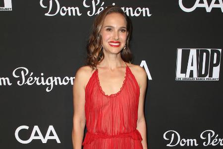 Natalie Portman begeistert als Lady in Red Natalie Portman begeistert als Lady in Red