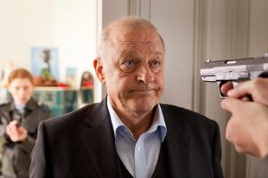 "Wilsberg: Treuetest": Wilsberg (Leonard Lansink) dringt in eine fremde Wohnung ein und wird festgenommen