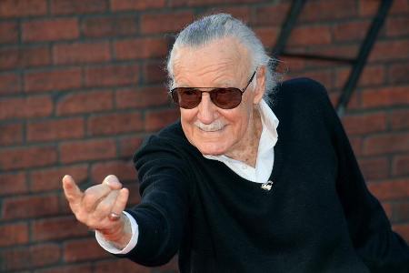 Stan Lee in der Pose seiner Superhelden-Erfindung Spider-Man Stan Lee in der Pose seiner Superhelden-Erfindung Spider-Man