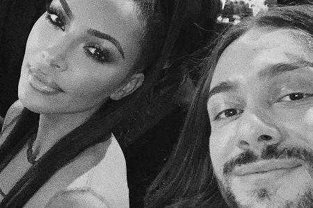 Riccardo Simonetti und Kim Kardashian posieren für ein Selfie Riccardo Simonetti und Kim Kardashian posieren für ein Selfie