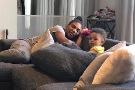 Serena Williams faulenzt mit Töchterchen Olympia auf der Couch Serena Williams faulenzt mit Töchterchen Olympia auf der Couch