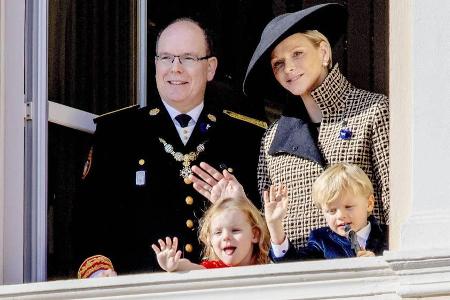 Fürst Albert und Fürstin Charlène mit ihren Zwillingen Gabriella und Jacques am Nationalfeiertag in Monaco Fürst Albert und Fürstin Charlène mit ihren Zwillingen Gabriella und Jacques am Nationalfeiertag in Monaco