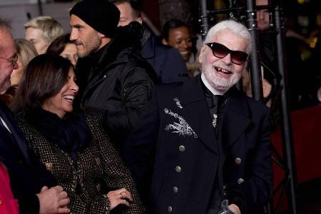 Karl Lagerfeld lächelt auch mit Zahnlücken Karl Lagerfeld lächelt auch mit Zahnlücken