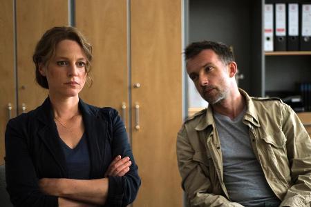 Olga Lenski (Maria Simon) und Adam Raczek (Lucas Gregorowicz) während eines Termins bei der polnischen Staatsanwaltschaft Olga Lenski (Maria Simon) und Adam Raczek (Lucas Gregorowicz) während eines Termins bei der polnischen Staatsanwaltschaft