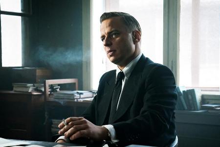 Tom Wlaschiha schlüpft in Tom Wlaschiha schlüpft in
