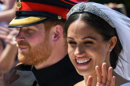 Wegen der Tiara von Meghan bei ihrer Hochzeit mit Prinz Harry soll viel dicke Luft geherrscht haben Wegen der Tiara von Meghan bei ihrer Hochzeit mit Prinz Harry soll viel dicke Luft geherrscht haben