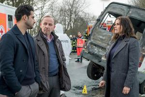 "Stralsund: Waffenbrüder": Karim Uthman (Karim Günes, l.), Karl Hidde (Alexander Held) und Nina Petersen (Katharina Wackerna...