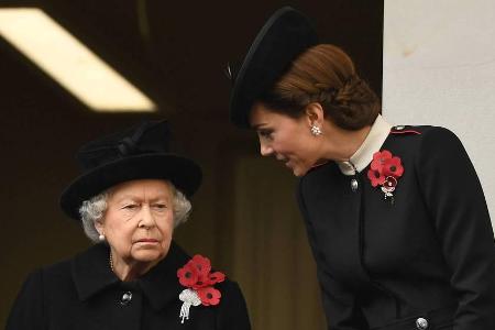 Queen Elizabeth II. und Herzogin Kate bei der Kranzniederlegung am Kriegsdenkmal Queen Elizabeth II. und Herzogin Kate bei der Kranzniederlegung am Kriegsdenkmal
