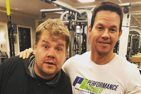 James Corden (links) staunt nicht schlecht: Hollywood-Star Mark Wahlberg ist ganz schön trainiert James Corden (links) staunt nicht schlecht: Hollywood-Star Mark Wahlberg ist ganz schön trainiert