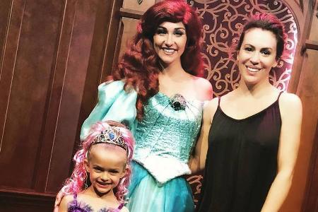 Alyssa Milano (rechts) vergnügt sich mit ihrer Tochter in Disneyland Alyssa Milano (rechts) vergnügt sich mit ihrer Tochter in Disneyland