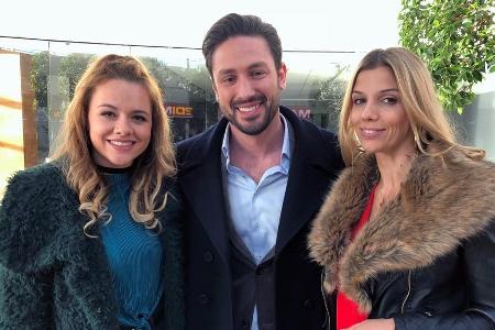 Ex-Bachelor Daniel Völz mit seinen Dreh-Kolleginnen Yvonne Pferrer (links) und Isabel Vollmer Ex-Bachelor Daniel Völz mit seinen Dreh-Kolleginnen Yvonne Pferrer (links) und Isabel Vollmer