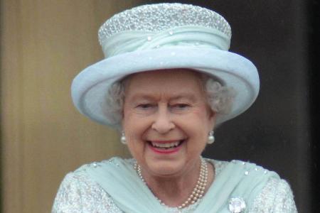 Nimmt sogar eine Schnecke im Salat mit Humor: Queen Elizabeth II. Nimmt sogar eine Schnecke im Salat mit Humor: Queen Elizabeth II.