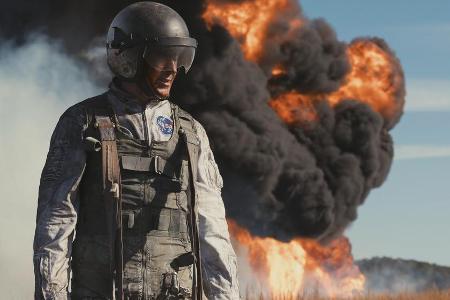 Immer wieder kommt Testpilot Neil Armstrong (Ryan Gosling) gerade so mit seinem Leben davon Immer wieder kommt Testpilot Neil Armstrong (Ryan Gosling) gerade so mit seinem Leben davon