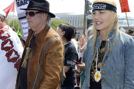 Neil Young und activist Daryl Hannah auf einer Demo Neil Young und activist Daryl Hannah auf einer Demo