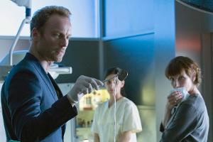 "Tatort: Ätzend": Robert Karow (Mark Waschke) entdeckt bei der noch nicht identifizierten Leiche einen Herzschrittmacher