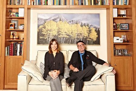 Die Produzenten Hans W. Geißendörfer und seine Tochter, Hana Geißendörfer, in der Kulisse der Die Produzenten Hans W. Geißendörfer und seine Tochter, Hana Geißendörfer, in der Kulisse der