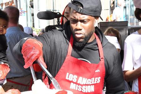 Kevin Hart half am Tag vor Thanksgiving bei der Essensausgabe an Bedürftige Kevin Hart half am Tag vor Thanksgiving bei der Essensausgabe an Bedürftige