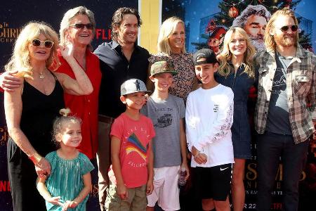 Fast mit der ganzen Familie bei der Filmpremiere: Kurt Russell (2.v.l.) und Goldie Hawn (l.) Fast mit der ganzen Familie bei der Filmpremiere: Kurt Russell (2.v.l.) und Goldie Hawn (l.)