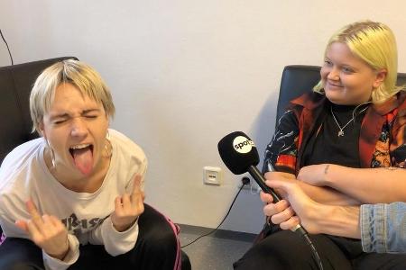 MØ und Alma hatten beim Interview sichtlich Spaß MØ und Alma hatten beim Interview sichtlich Spaß