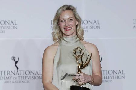 Schauspielerin Anna Schudt mit ihrem International Emmy Award Schauspielerin Anna Schudt mit ihrem International Emmy Award