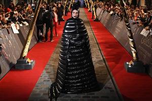 Ungewöhnlicher Look von Ezra Miller: Bizarr, skurril oder stylisch?