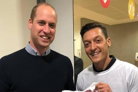 Fußballspieler Mesut Özil (r.) posiert gemeinsam mit Prinz William für den guten Zweck Fußballspieler Mesut Özil (r.) posiert gemeinsam mit Prinz William für den guten Zweck