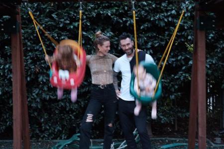 Behati Prinsloo und Adam Levine präsentieren ihre Töchter erstmals gemeinsam Behati Prinsloo und Adam Levine präsentieren ihre Töchter erstmals gemeinsam