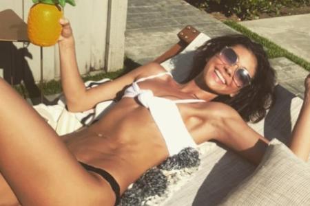 Serien-Star Sarah Hyland verabschiedet sich feuchtfröhlich von ihrem vergangenen Lebensjahr Serien-Star Sarah Hyland verabschiedet sich feuchtfröhlich von ihrem vergangenen Lebensjahr