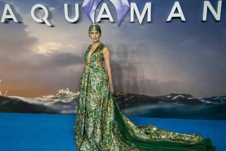 Amber Heard sorgte auf dem blauen Teppich in London für Aufsehen Amber Heard sorgte auf dem blauen Teppich in London für Aufsehen