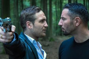 "Nachtschicht: Es lebe der Tod": Kann Angelo (Frederick Lau l.) wirklich nur nach Gehör schießen? Claude (Murathan Muslu) be...