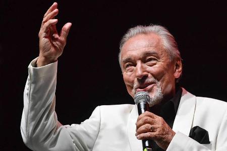 Karel Gott während eines Konzerts in Prag Karel Gott während eines Konzerts in Prag