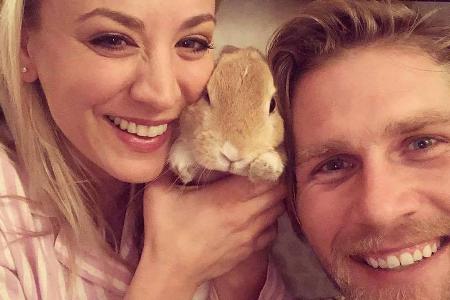 Kaley Cuoco und ihr Ehemann Karl Cook mit Häschen Simon Kaley Cuoco und ihr Ehemann Karl Cook mit Häschen Simon