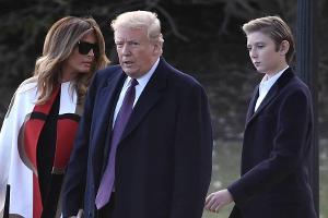 Die Trumps: Papa Donald begnadigt, Sohnemann Barron wächst