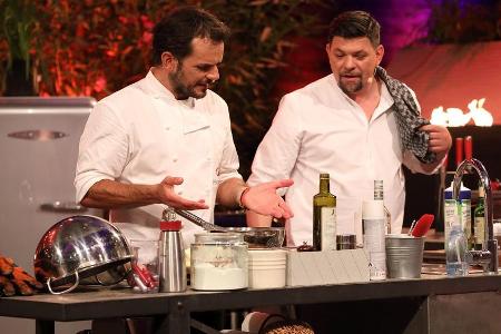 Steffen Henssler (l.) im Duell gegen Überraschungsgast Tim Mälzer bei den Steffen Henssler (l.) im Duell gegen Überraschungsgast Tim Mälzer bei den