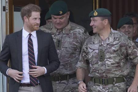 Prinz Harry plaudert mit Marine-Soldaten Prinz Harry plaudert mit Marine-Soldaten