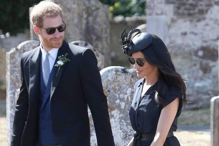 Auch dieses Kleid von Club Monaco war innerhalb kürzester Zeit ausverkauft, nachdem Stilikone Meghan es getragen hatte Auch dieses Kleid von Club Monaco war innerhalb kürzester Zeit ausverkauft, nachdem Stilikone Meghan es getragen hatte