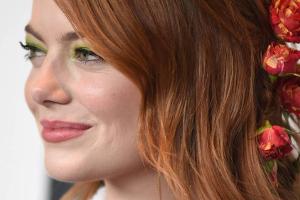 Emma Stone: Sie trägt ein komplettes Rosenbouquet im Haar