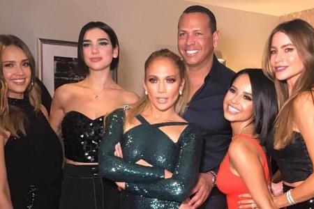 Jennifer Lopez (Mitte) mit ihren berühmten Konzertbesucherinnen und Freund Alex Rodríguez Jennifer Lopez (Mitte) mit ihren berühmten Konzertbesucherinnen und Freund Alex Rodríguez