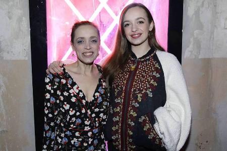 Nellie Thalbach (r.) mit ihrer Mutter Anna Nellie Thalbach (r.) mit ihrer Mutter Anna