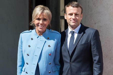 Brigitte Macron an der Seite ihres Ehemannes Emmanuel Macron bei seiner Amtseinführung als französischer Präsident Brigitte Macron an der Seite ihres Ehemannes Emmanuel Macron bei seiner Amtseinführung als französischer Präsident