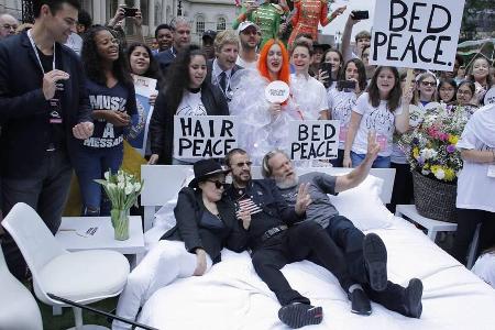 Yoko Ono, Ringo Starr und Jeff Bridges stellten in New York das berühmte Yoko Ono, Ringo Starr und Jeff Bridges stellten in New York das berühmte