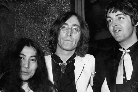 Yoko Ono, John Lennon und Paul McCartney (r.) im Jahr 1968 in London Yoko Ono, John Lennon und Paul McCartney (r.) im Jahr 1968 in London