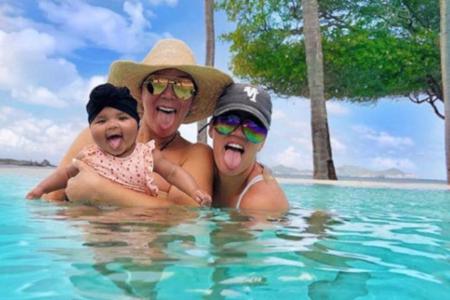 True Thompson mit Kris Jenner und ihrer Mama Khloé Kardashian im Pool True Thompson mit Kris Jenner und ihrer Mama Khloé Kardashian im Pool