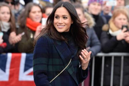 Herzogin Meghan ließ sich schon in einem Burberry-Mantel in der Öffentlichkeit blicken Herzogin Meghan ließ sich schon in einem Burberry-Mantel in der Öffentlichkeit blicken