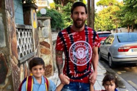 Lionel Messi mit seinen Söhnen auf dem Weg zur Schule Lionel Messi mit seinen Söhnen auf dem Weg zur Schule